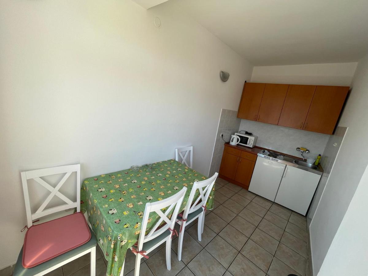 Diana Rooms And Apartments Starigrad Paklenica Exterior foto
