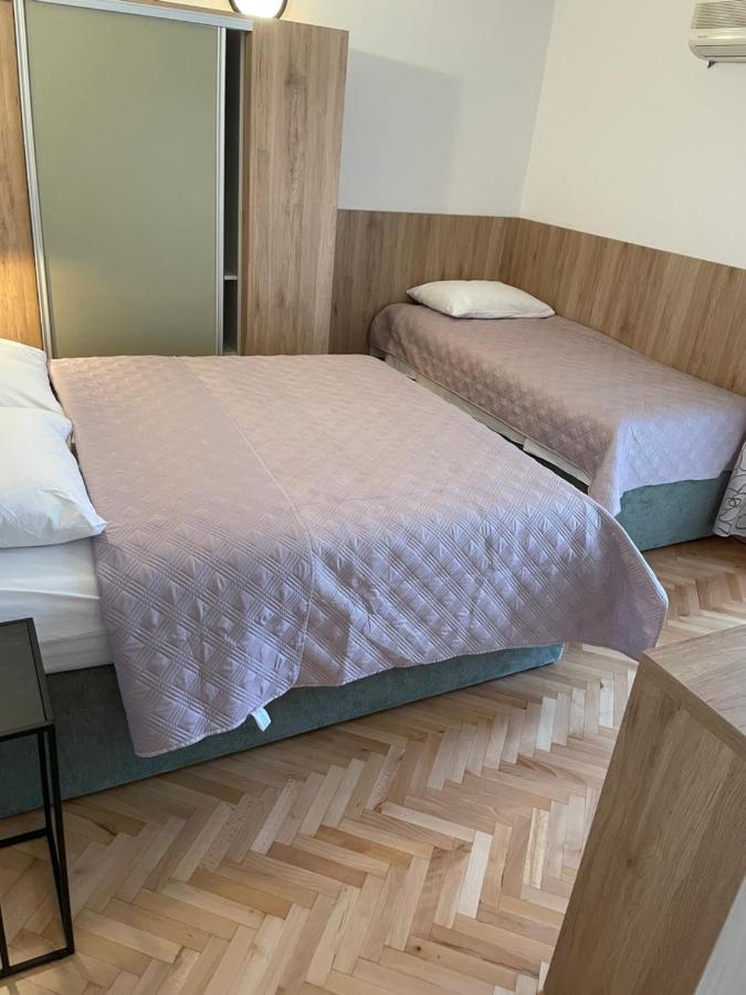 Diana Rooms And Apartments Starigrad Paklenica Exterior foto