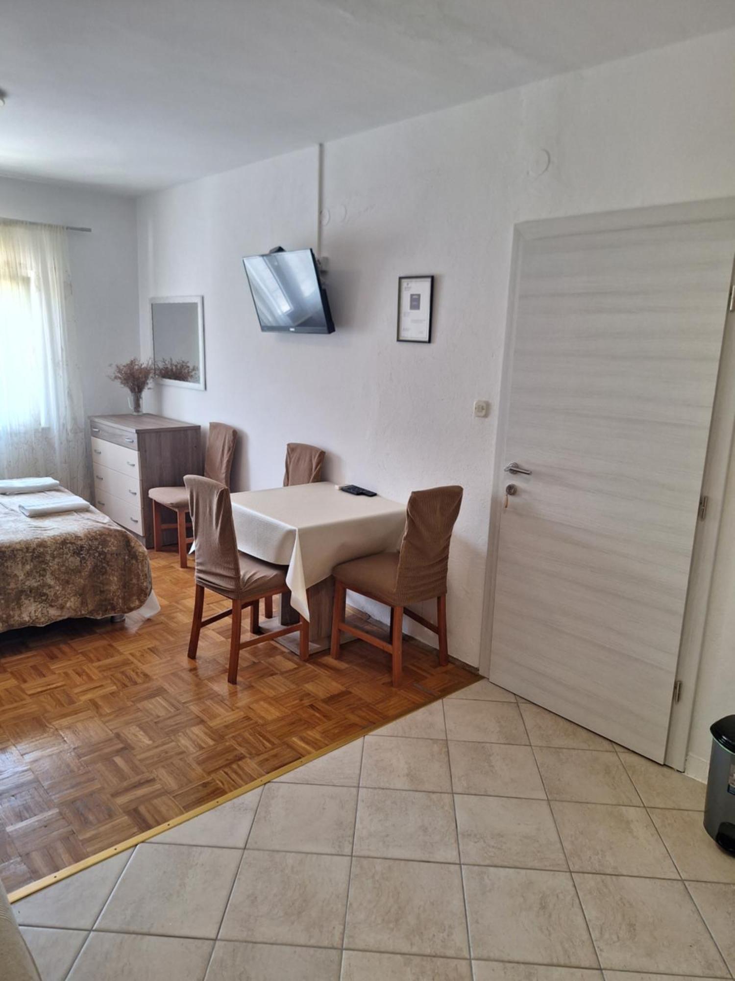 Diana Rooms And Apartments Starigrad Paklenica Exterior foto